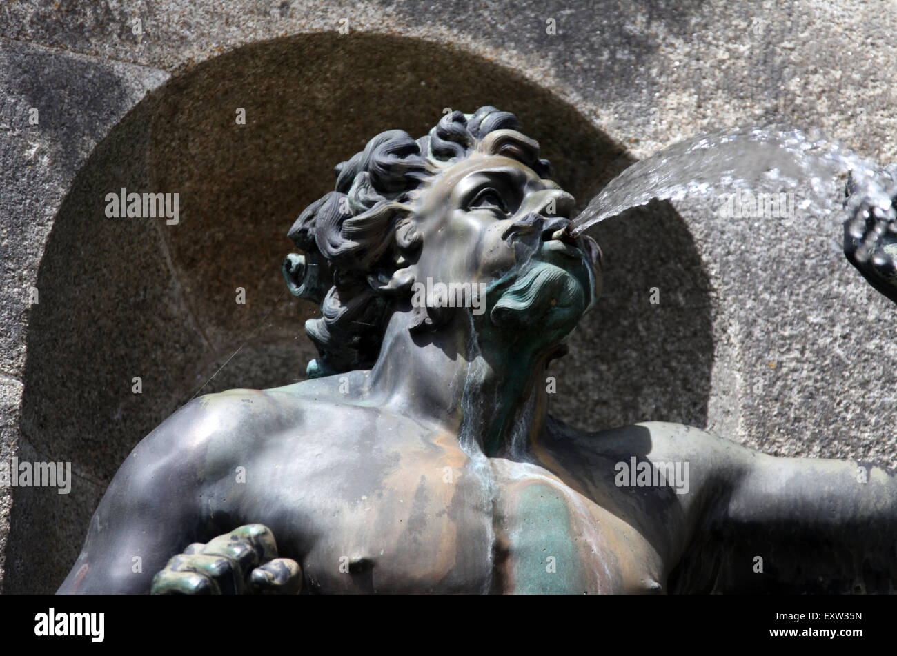 La figura sgorga acqua sulla meridiana fontana al Powerscourt House in Irlanda Foto Stock