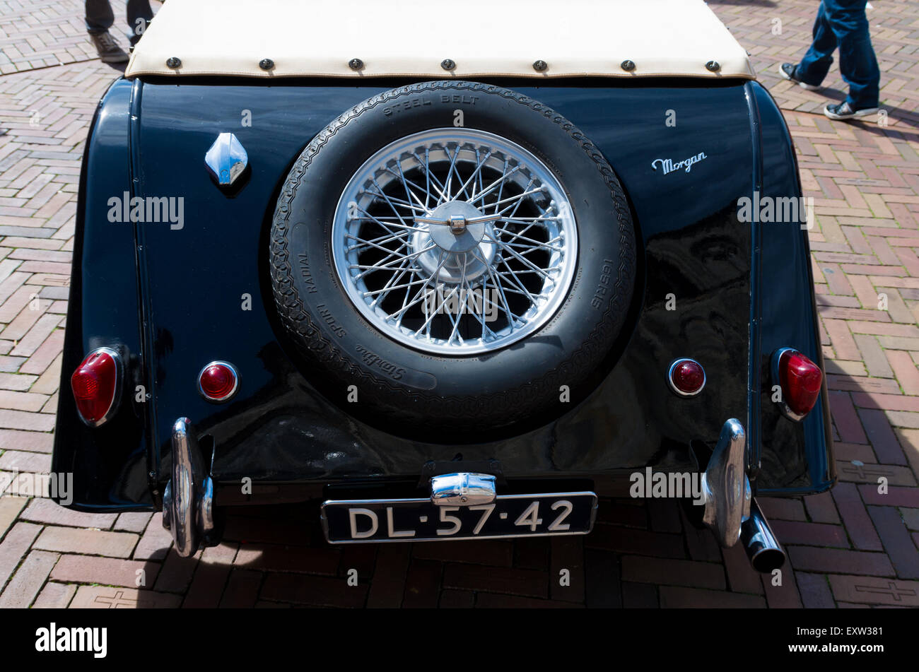 Retro di un nero oldtimer auto con ruota di scorta durante il XIV orange tour. Questo tour annuale ha luogo durante il re della nascita Foto Stock
