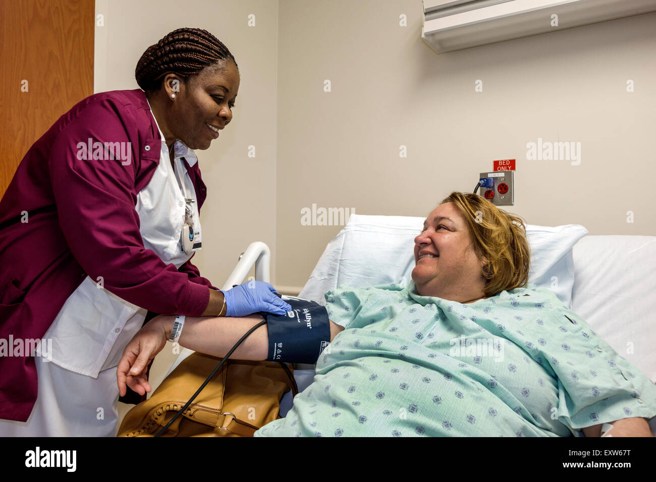 Miami Beach Florida, Mount Mt. Sinai Medical Center,centro,ospedale,infermiera,donne ispaniche,paziente,temperatura nera,pressione sanguigna,FL150131 Foto Stock