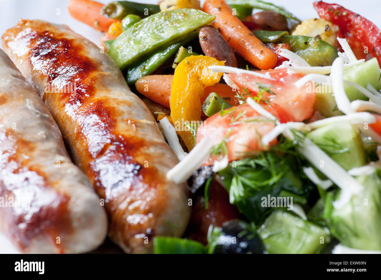 Macro di salsicce e verdure fritte dal lato molto closeup immagine Foto Stock