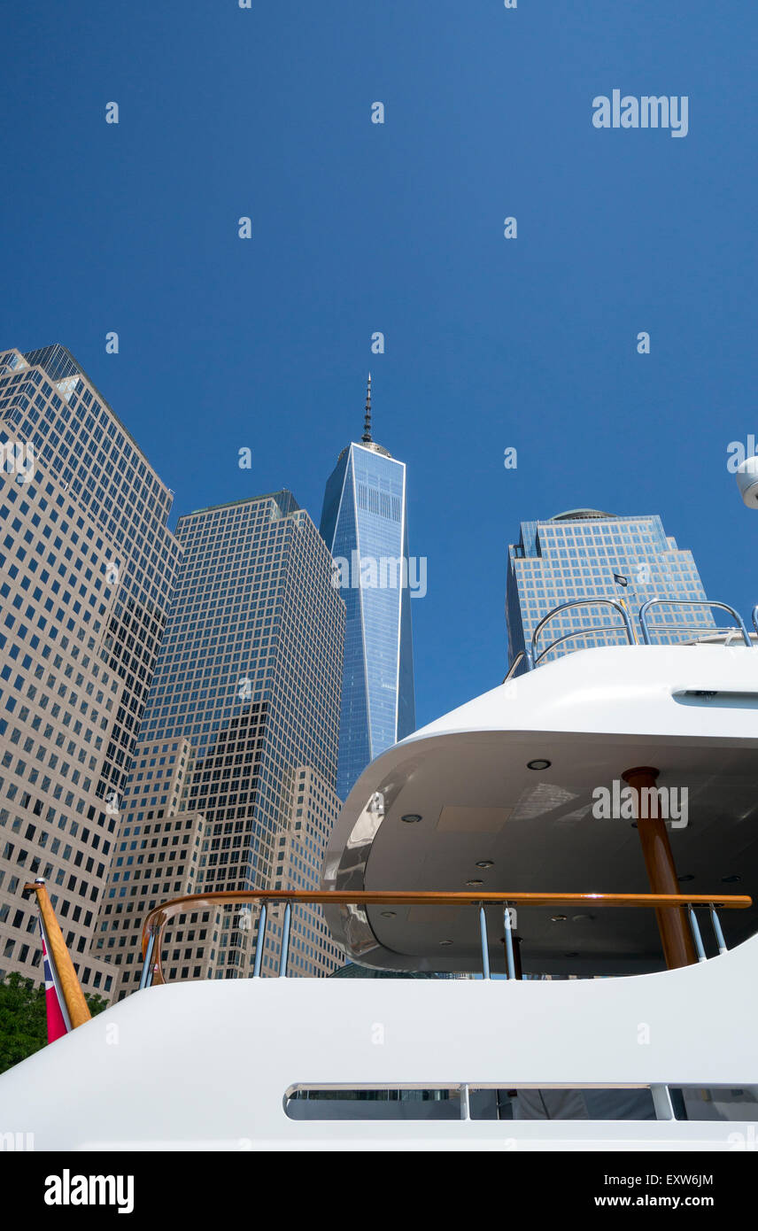 Vista del World Financial Center e la torre di libertà dalla North Cove Marina e il mega yacht denominato Imagine Foto Stock
