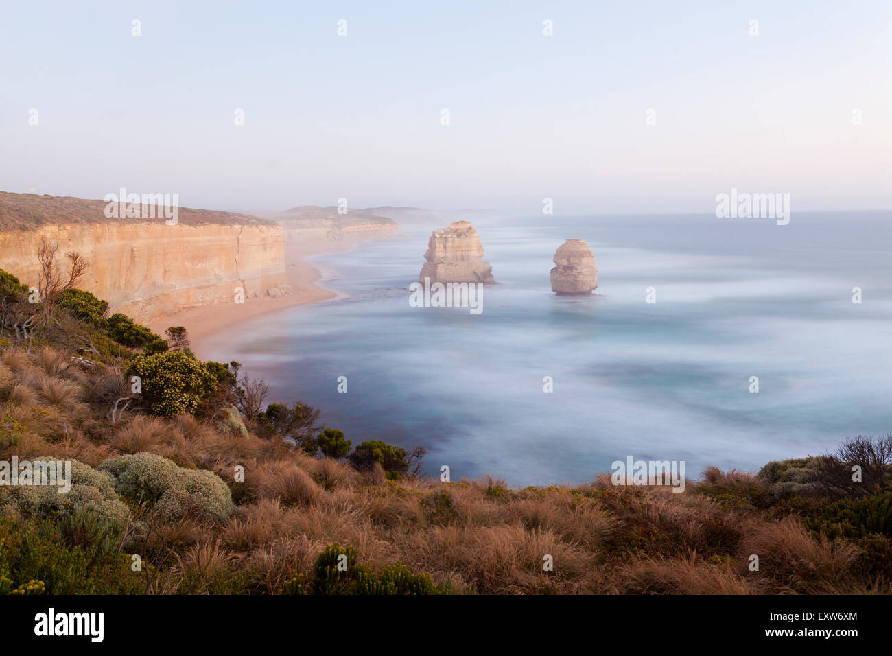 Calcare roccia sul mare vicino a dodici Apostoli in Australia sotto il chiaro di luna Foto Stock