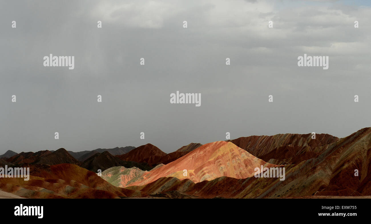 Zhangye. 16 Luglio, 2015. Foto scattata a luglio 16, 2015 mostra la Danxia rilievi al Danxia Zhangye nazionale parco geologico in Zhangye, a nord-ovest della Cina di Provincia di Gansu. © Qiao Qiming/Xinhua/Alamy Live News Foto Stock