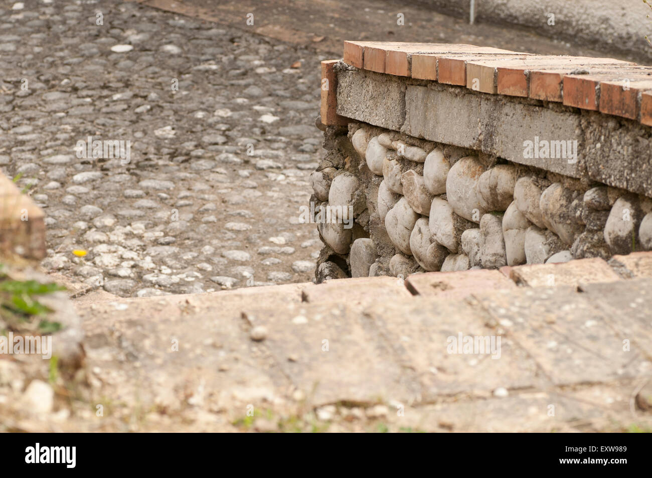 Costruzione di una scala in cotto e pietra Foto Stock