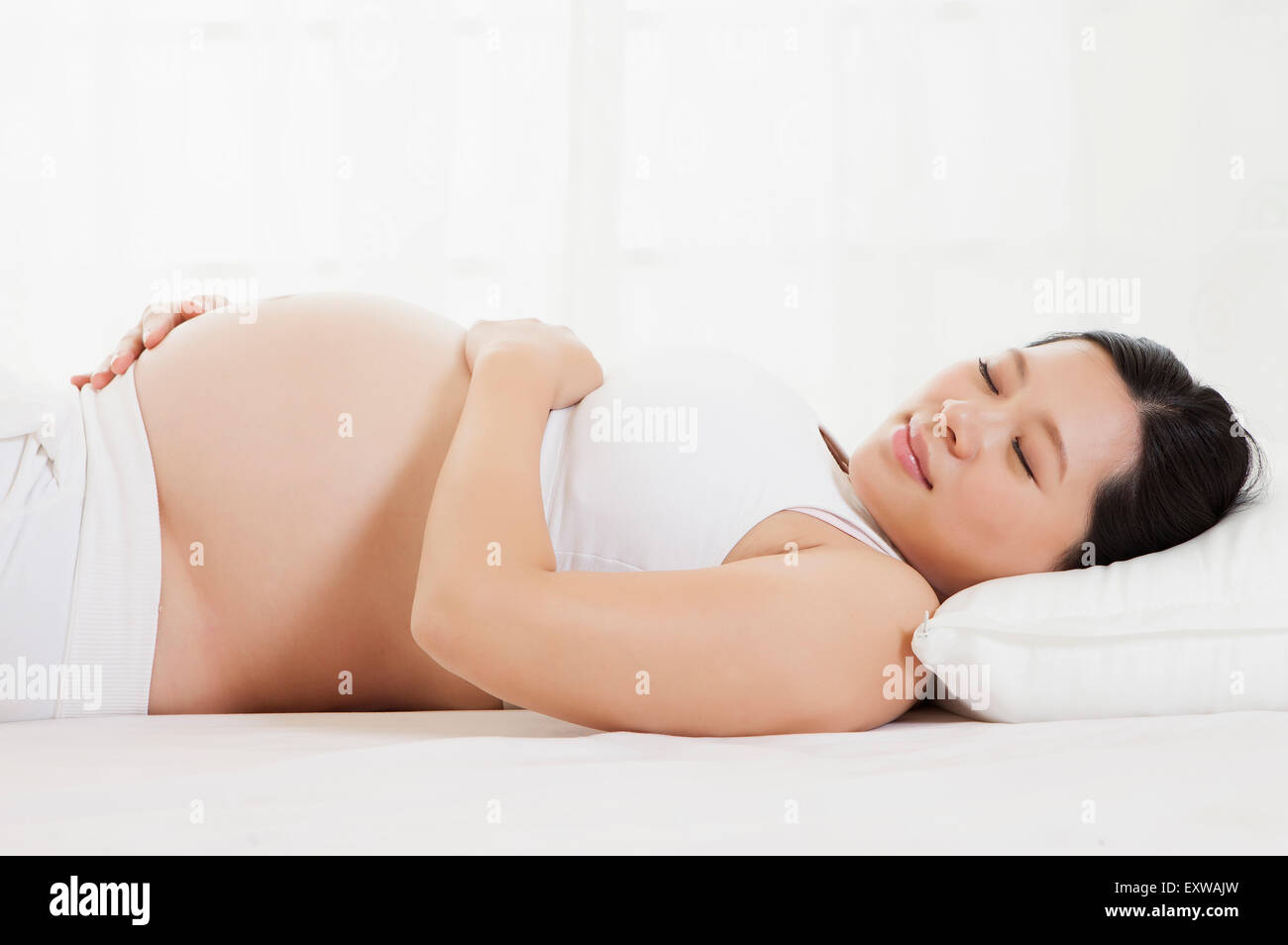 Donna incinta sdraiato sulla schiena e il sonno, Foto Stock