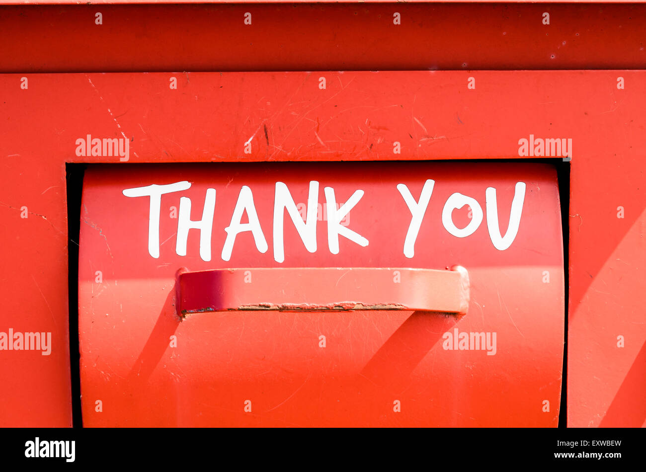 Un contenitore di riciclaggio in rosso, dire grazie, England Regno Unito Foto Stock