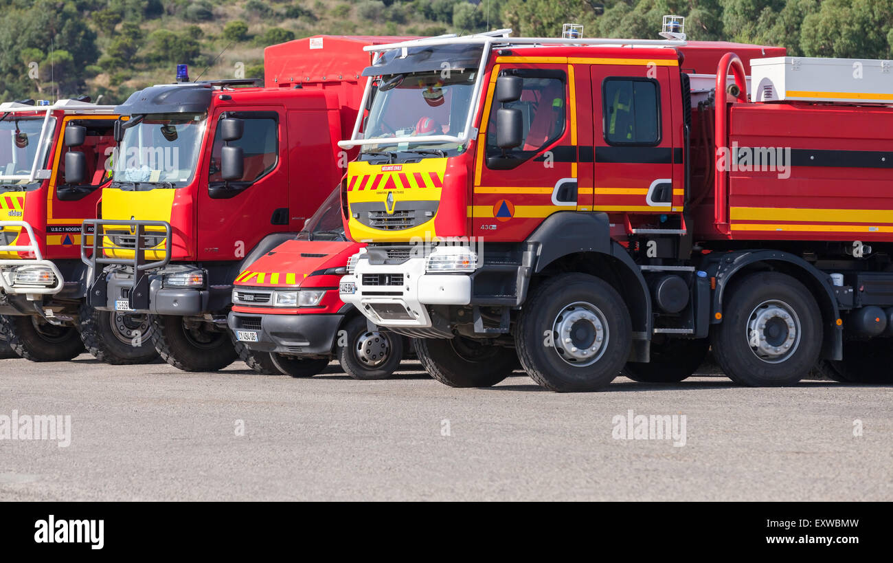 Propriano, Francia - luglio 4, 2015: Renault Trucks francesi di sicurezza civile formazioni militari sorge in una fila. Il governo francese Foto Stock