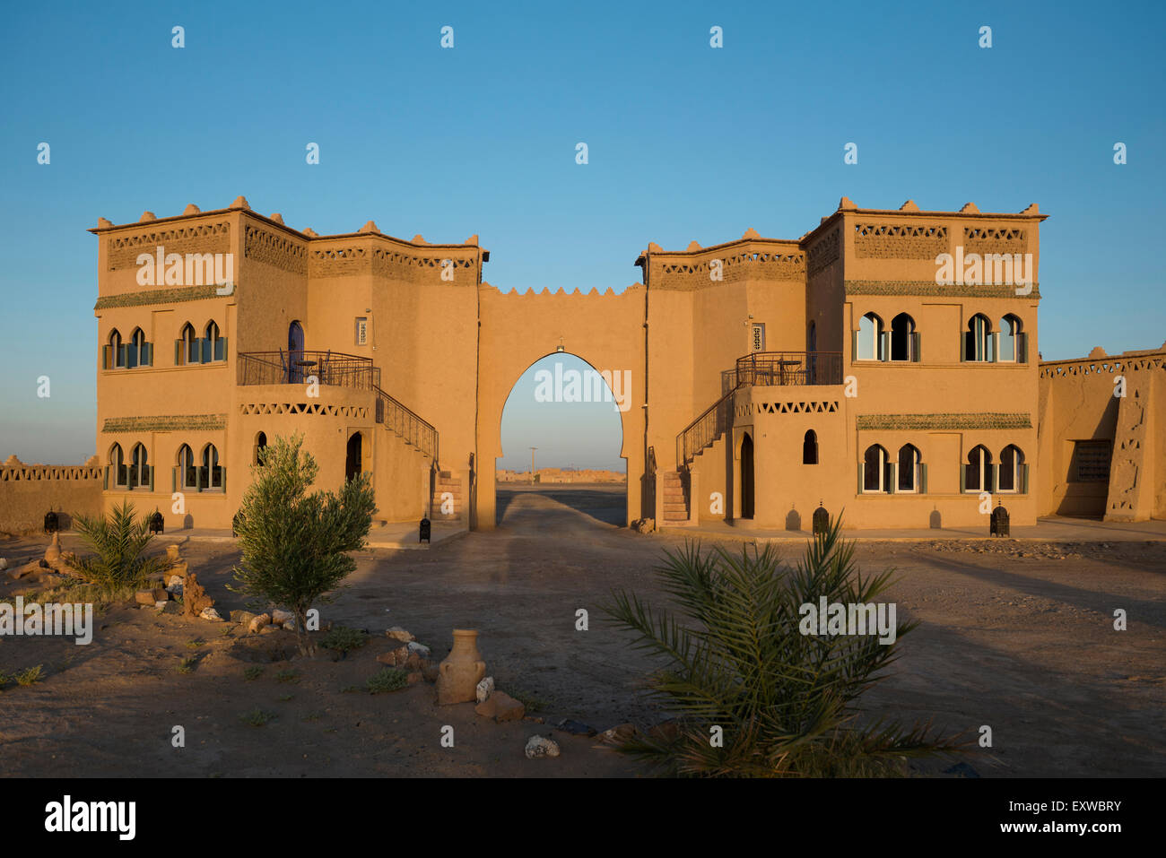 Stile Kasbah hotel, Costruzione di argilla, Merzouga, regione Meknès-Tafilalet, Marocco Foto Stock