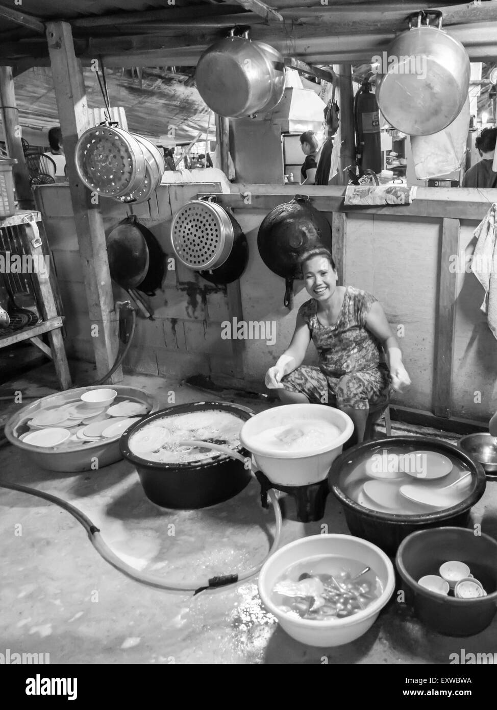 Donna Thai lavaggio piatti e pentole, ristorante tradizionale, la Provincia di Kanchanaburi, Tailandia Centrale, Thailandia Foto Stock
