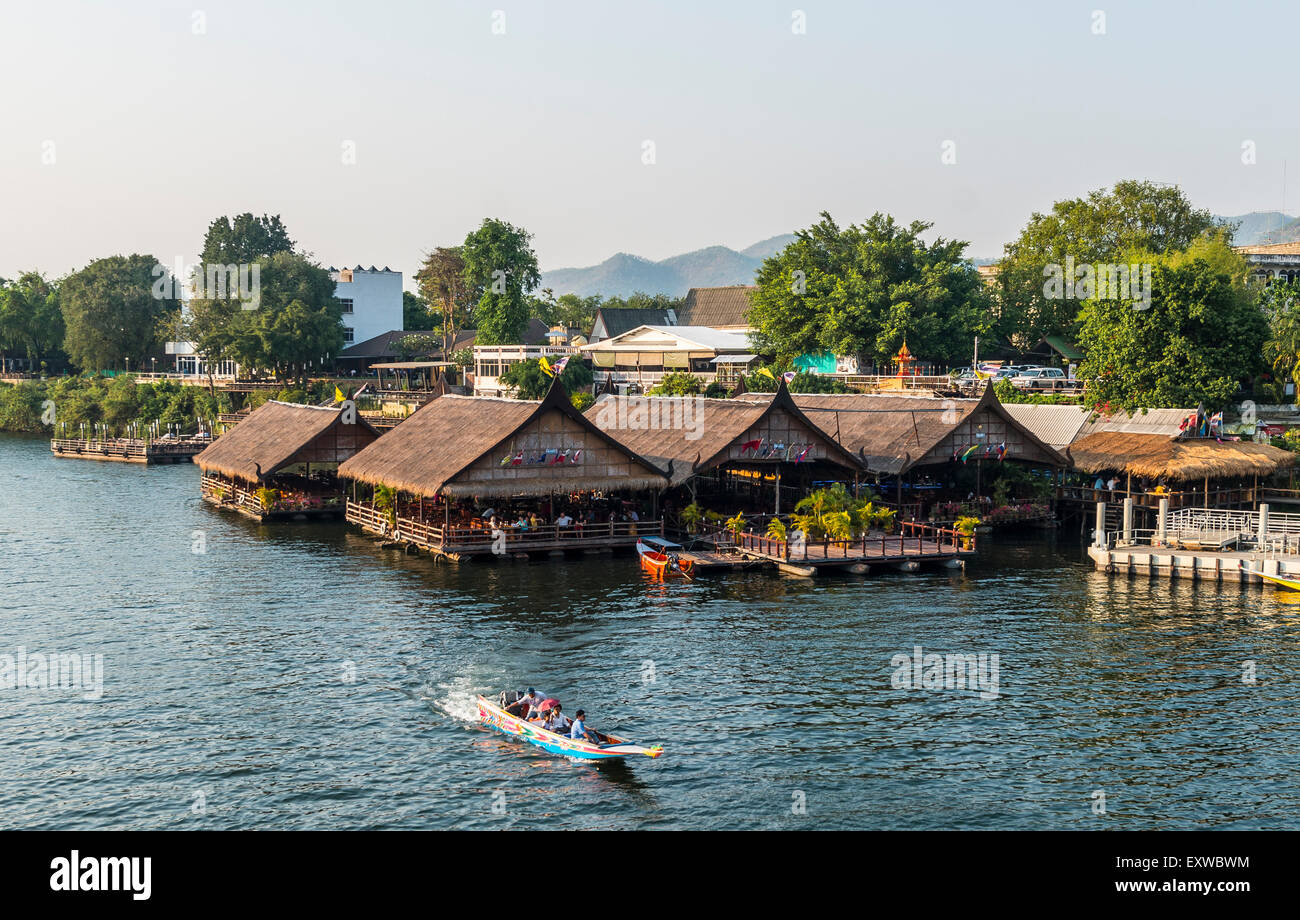 Longtail boat nella parte anteriore del case galleggianti, Fiume Kwai, La Provincia di Kanchanaburi, Tailandia Centrale, Thailandia Foto Stock