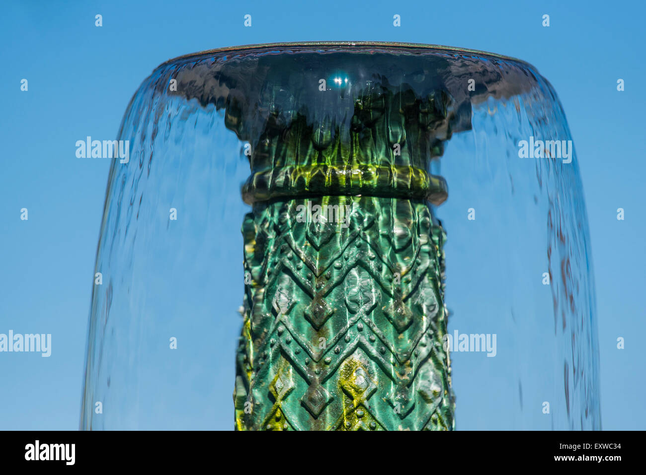 Caduta in acqua, colonna d'acqua di una fontana, Wilhelma, Stoccarda, Baden-Württemberg, Germania Foto Stock