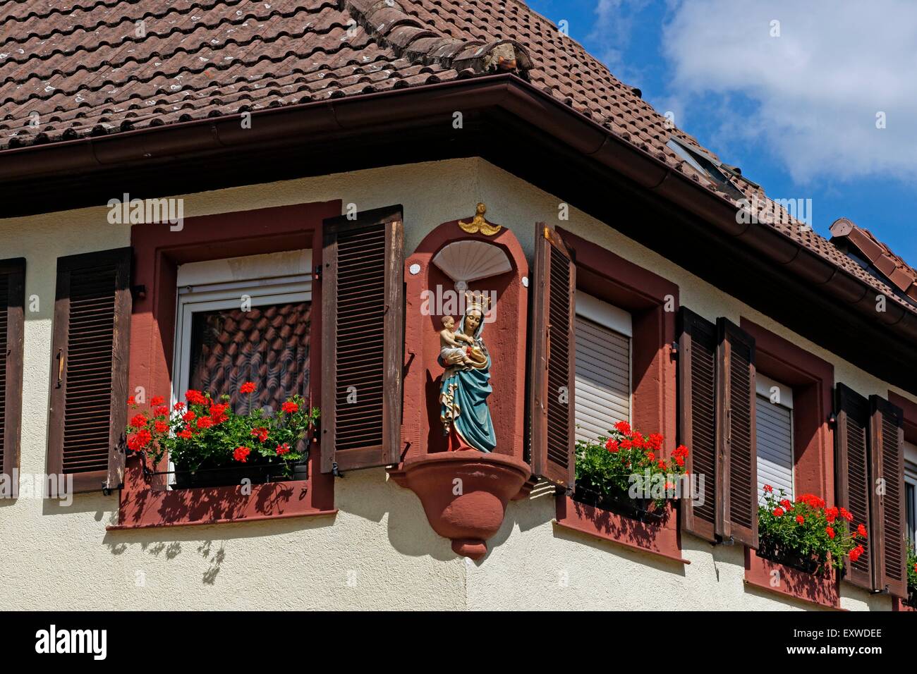 Vergine Maria figura in una casa, Sankt Martin, Renania-Palatinato, Germania Foto Stock