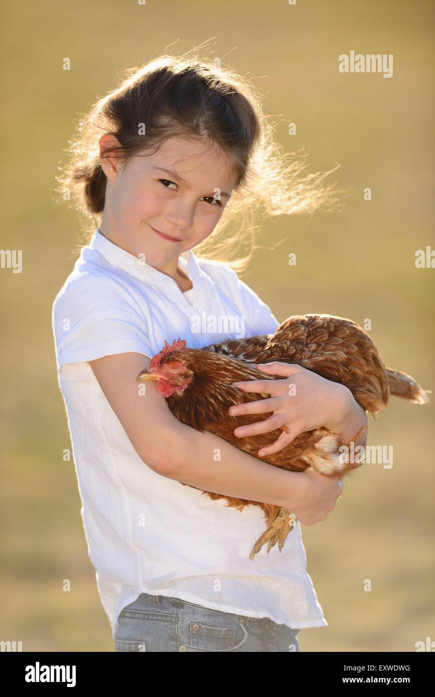 La ragazza con il pollo sul prato, Alto Palatinato, Baviera, Germania, Europa Foto Stock