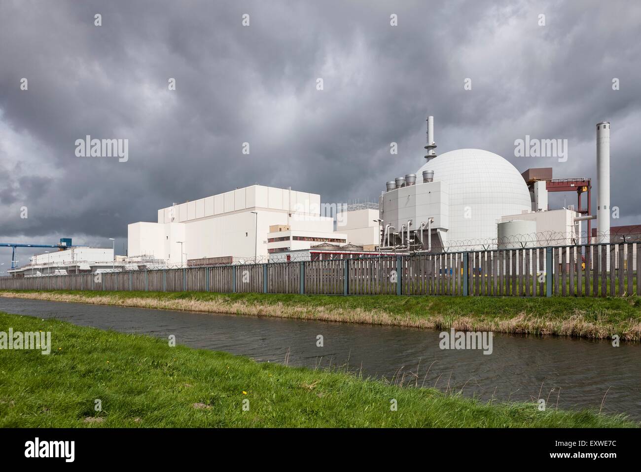 Nuvole scure su Brokdorf centrale nucleare, Schleswig-Holstein, Germania Foto Stock