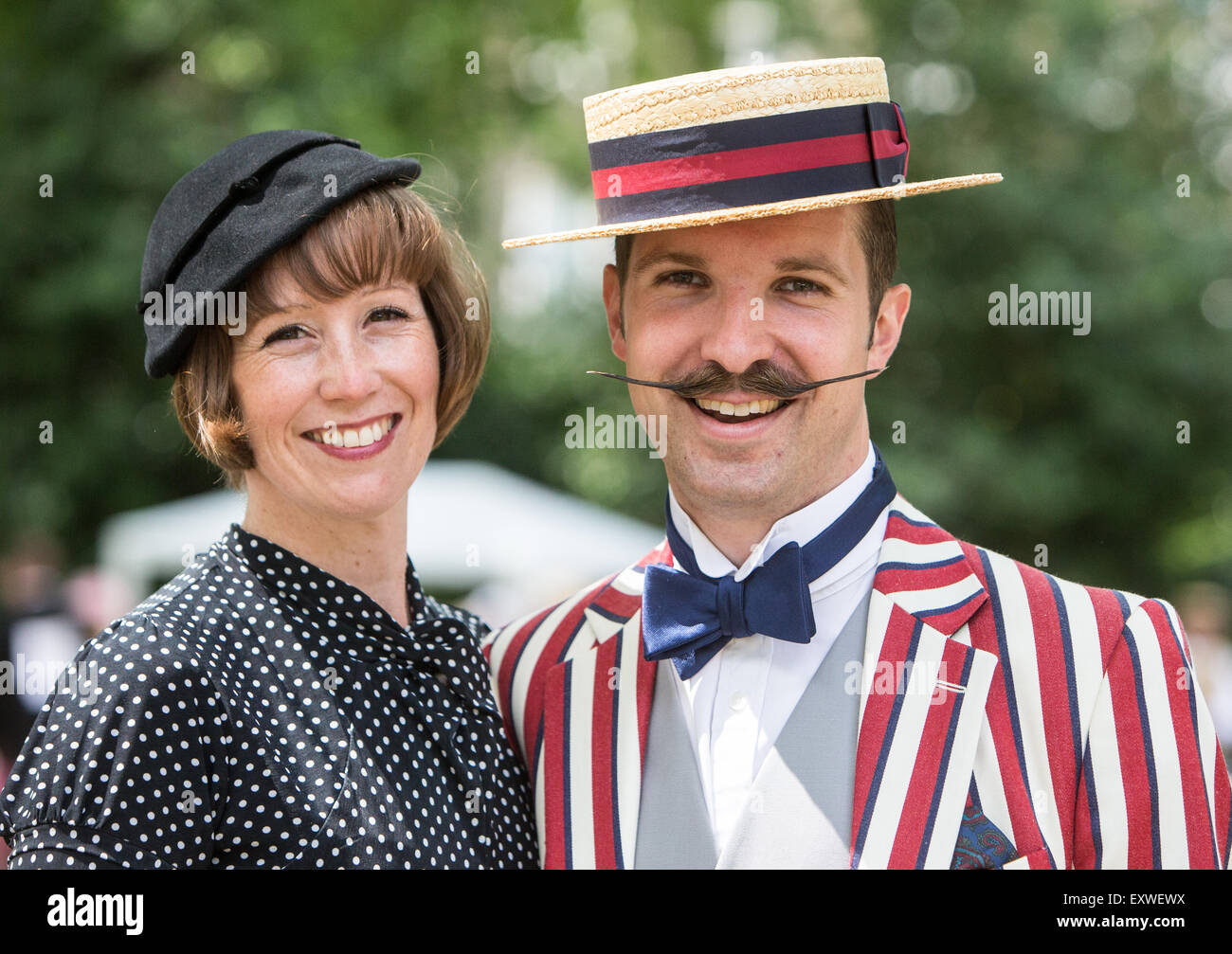 1920s-1930s picnic in piazza con persone vestite con abiti tradizionali.Posh upperclass signori e signore come linguette Foto Stock