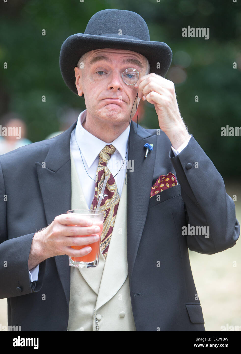 1920s-1930s picnic in piazza con persone vestite con abiti tradizionali.Posh upperclass signori e signore come linguette Foto Stock
