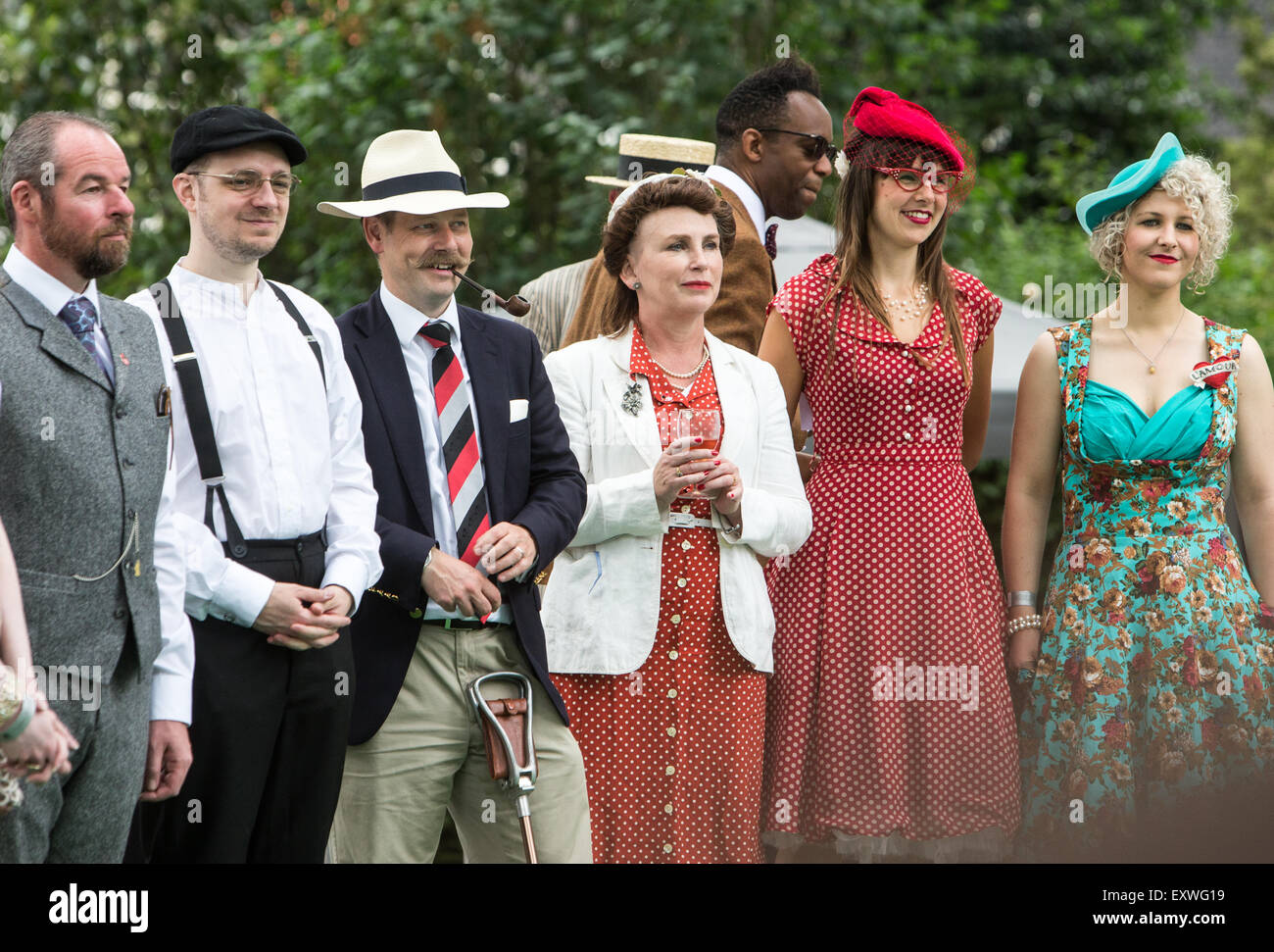 1920s-1930s picnic in piazza con persone vestite con abiti tradizionali.Posh upperclass signori e signore come linguette Foto Stock
