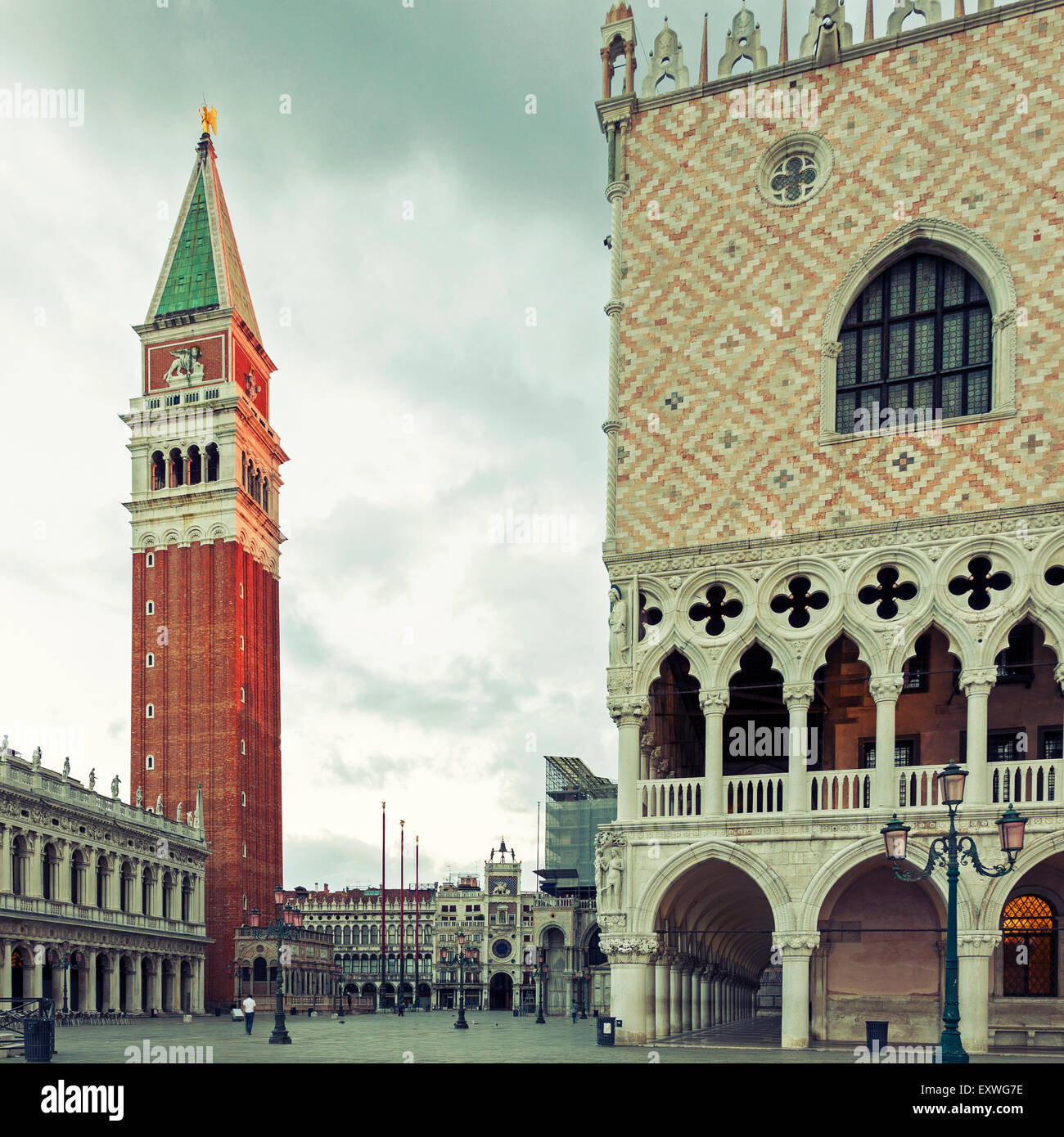 La mattina presto foto vuoti di piazza san marco a venezia, Italia. la lavorazione trasversale effetto aggiunto Foto Stock