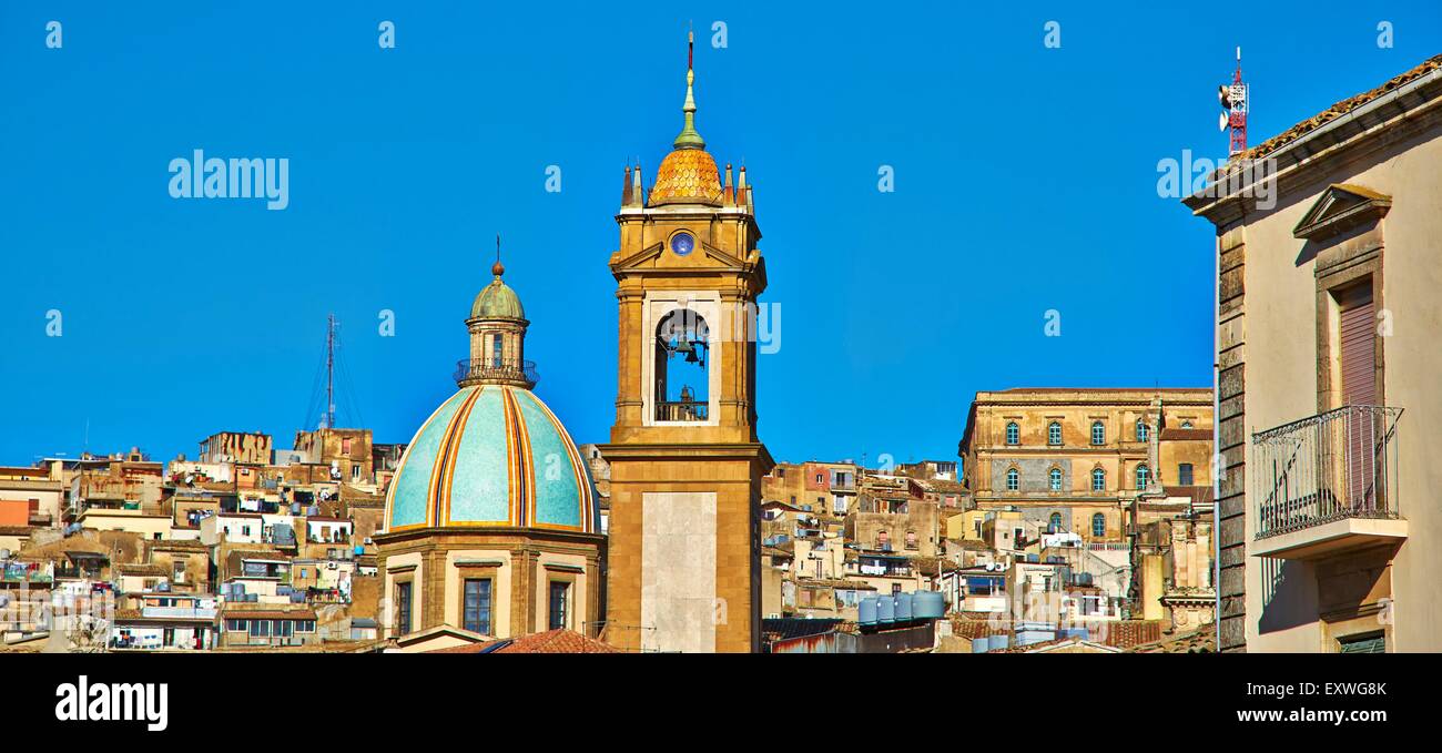 Townscape con la Cattedrale di San Giuliano, Caltagirone, Sicilia, Italia Foto Stock