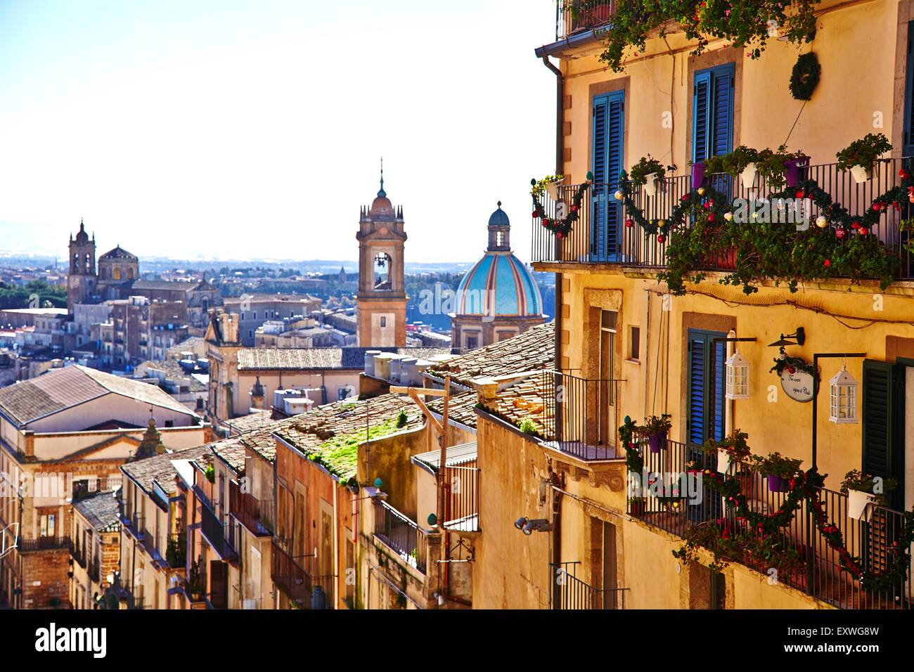 Townscape con la Cattedrale di San Giuliano, Caltagirone, Sicilia, Italia Foto Stock