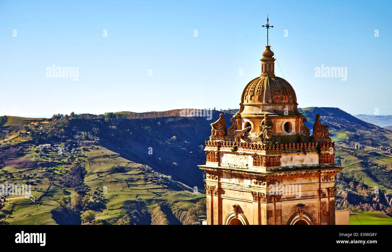 Il campanile della chiesa di San Giacomo, Caltagirone, Sicilia, Italia Foto Stock