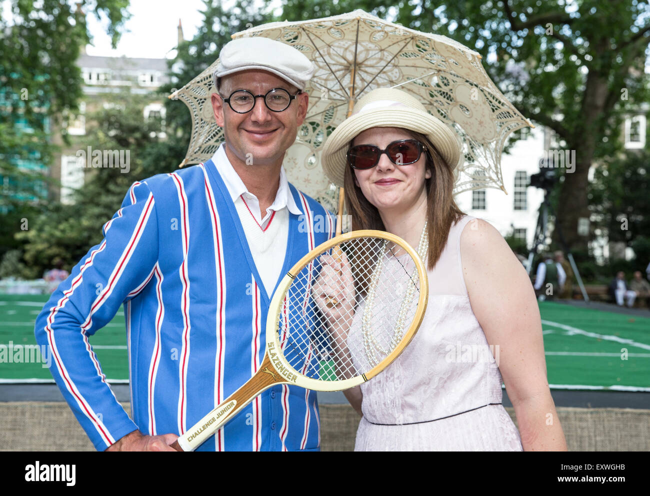 1920s-1930s picnic in piazza con persone vestite con abiti tradizionali.Posh upperclass signori e signore come linguette Foto Stock