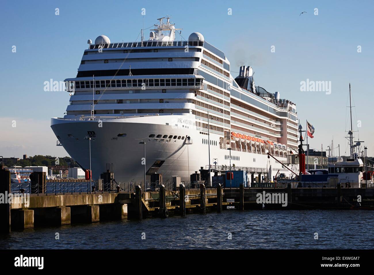 Nave da crociera MSC Orchestra presso il porto di Kiel, Schleswig-Holstein, Germania Foto Stock