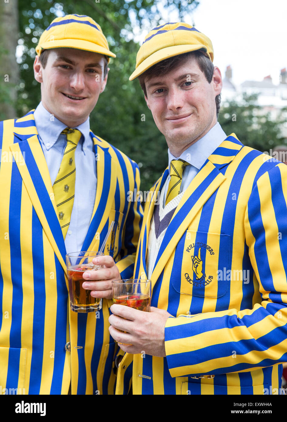 1920s-1930s picnic in piazza con persone vestite con abiti tradizionali.Posh upperclass signori e signore come linguette Foto Stock