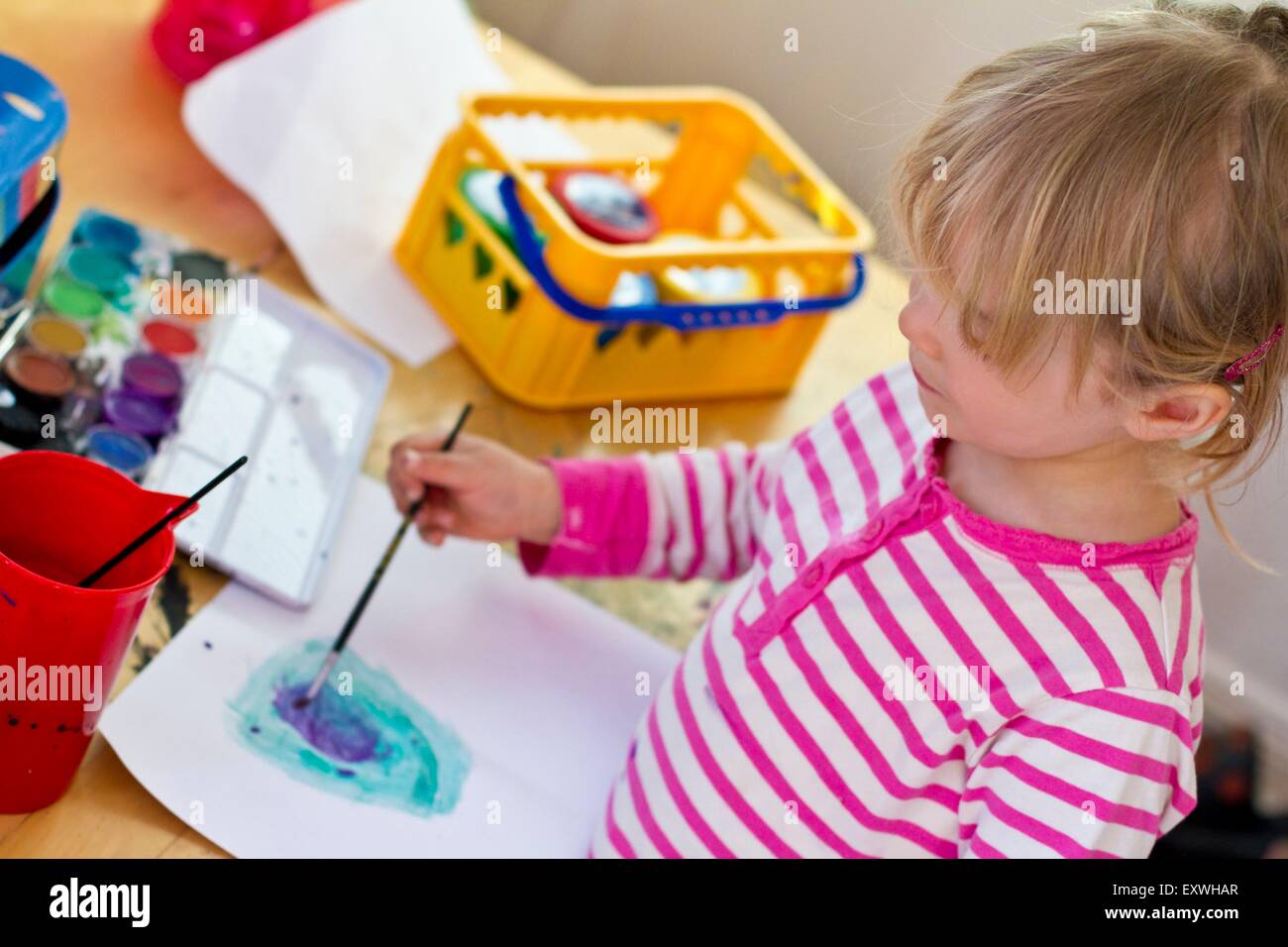 Ragazza dipingere un quadro Foto Stock
