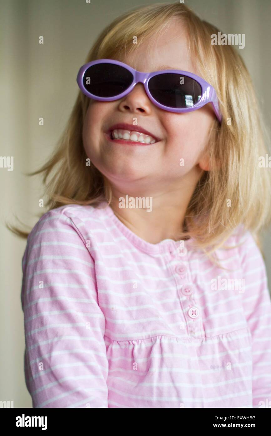 Ragazza con occhiali da sole Foto Stock