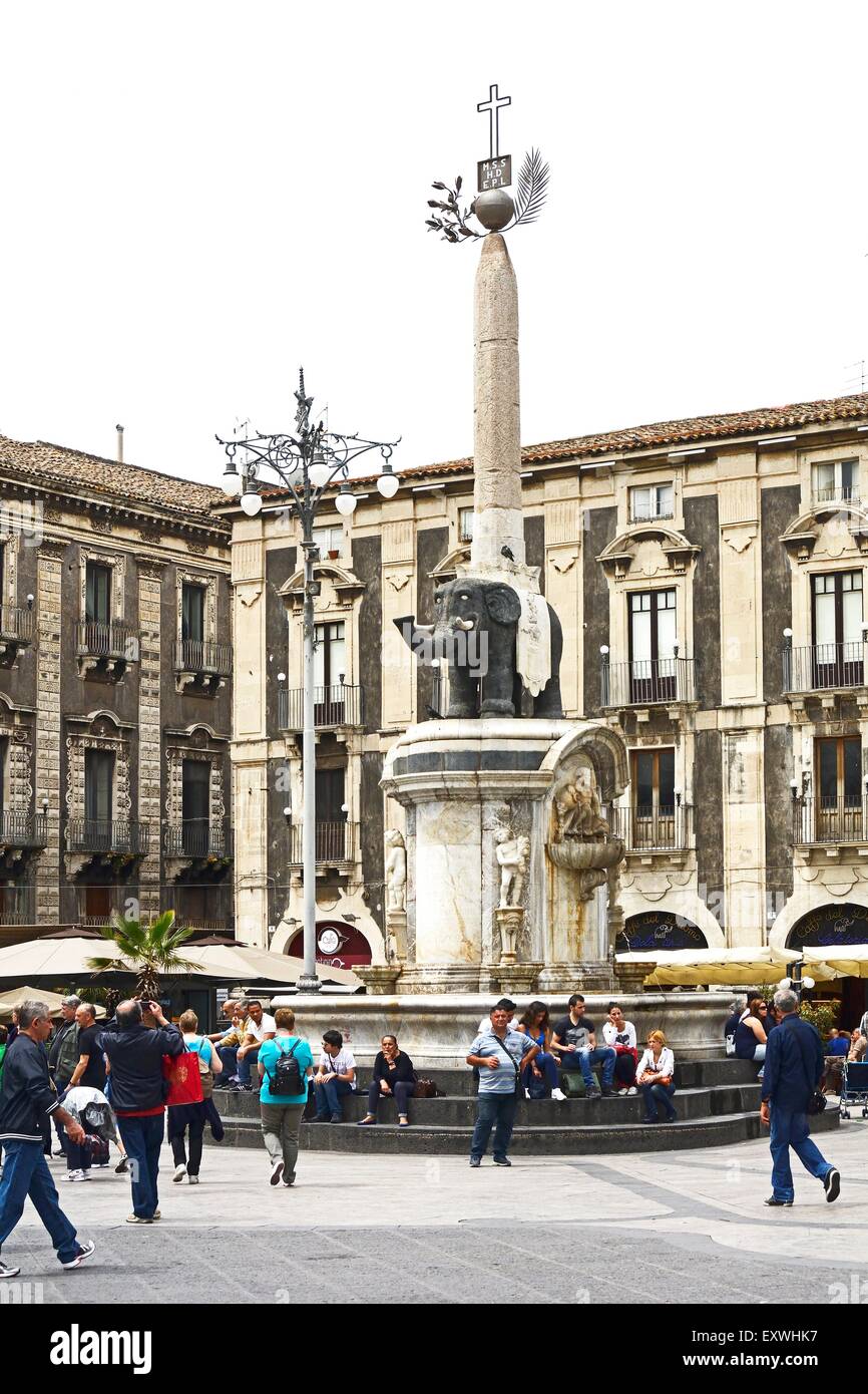 Il Palazzo Municipale e fontana dell'elefante, Sicilia, Italia, Europa Foto Stock