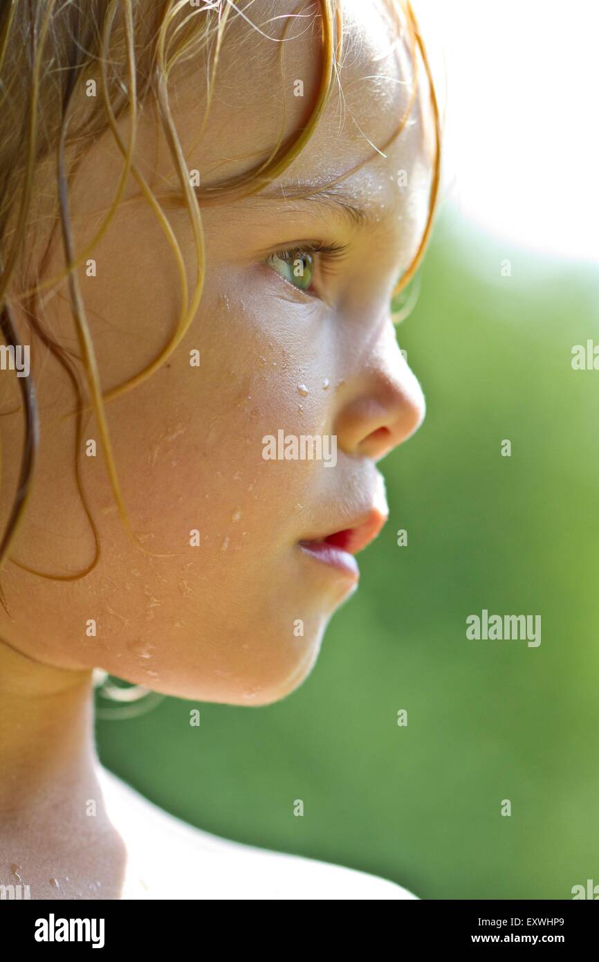 La ragazza con i capelli umidi Foto Stock