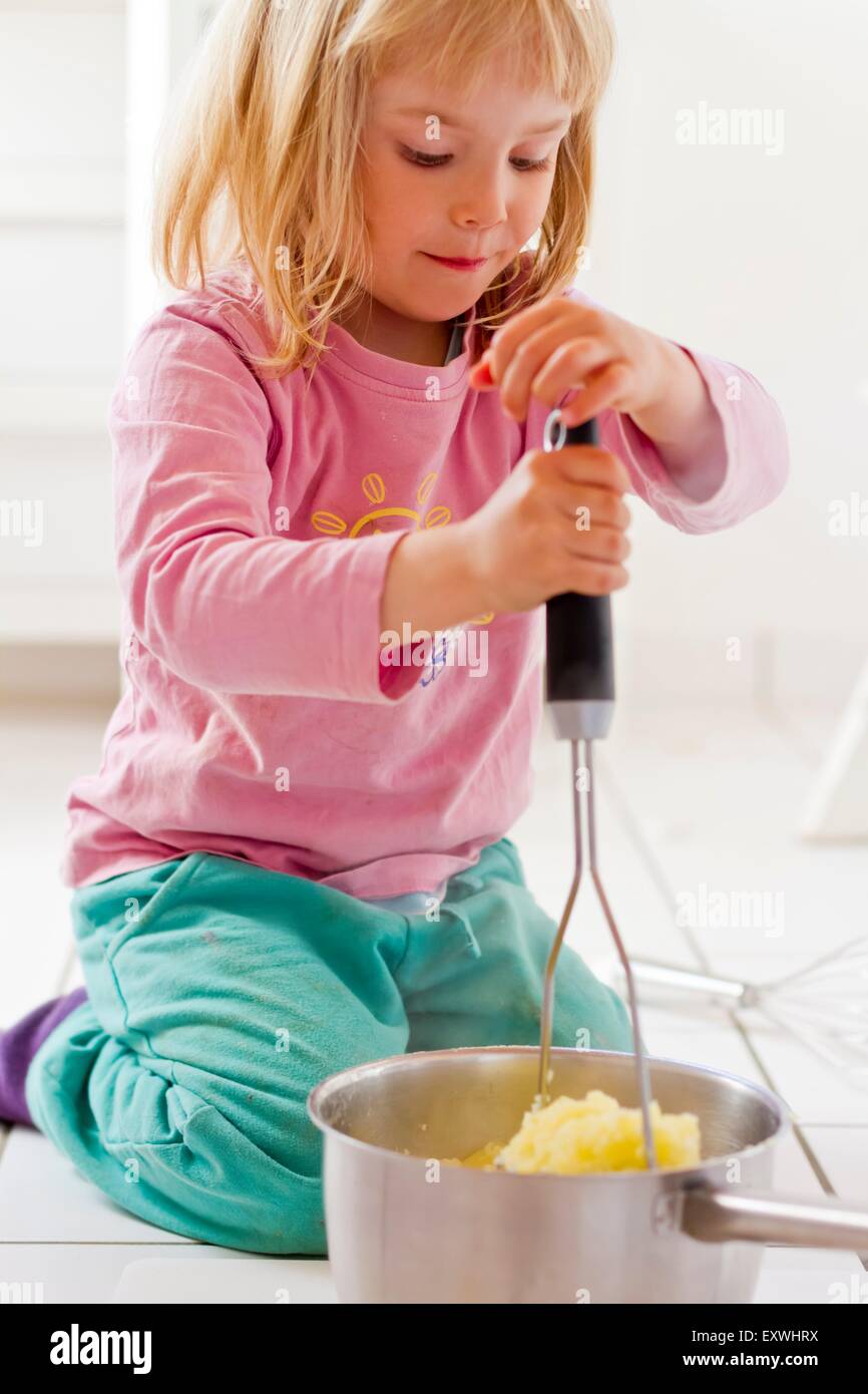 Ragazza di patate di timbratura Foto Stock