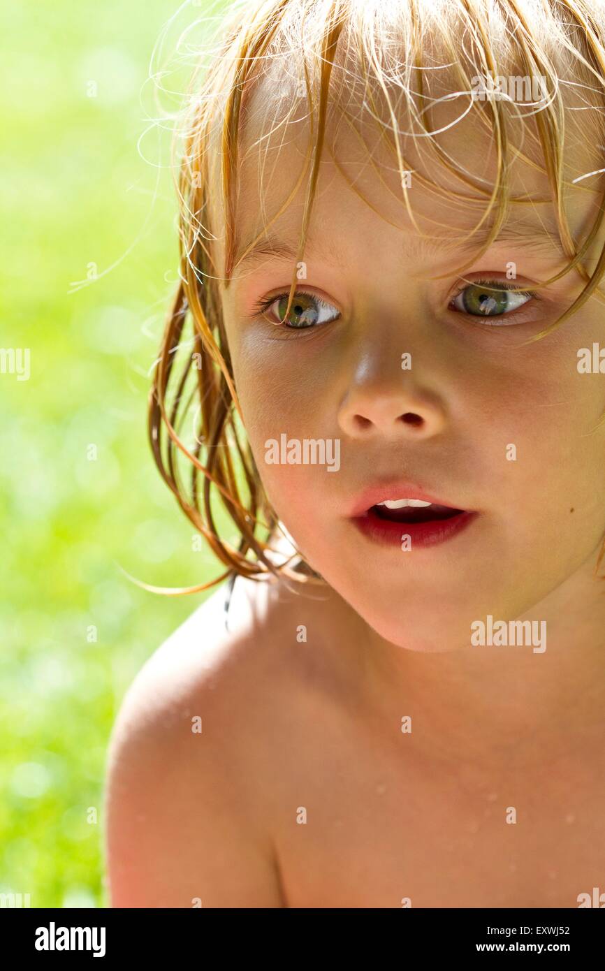 La ragazza con i capelli umidi Foto Stock