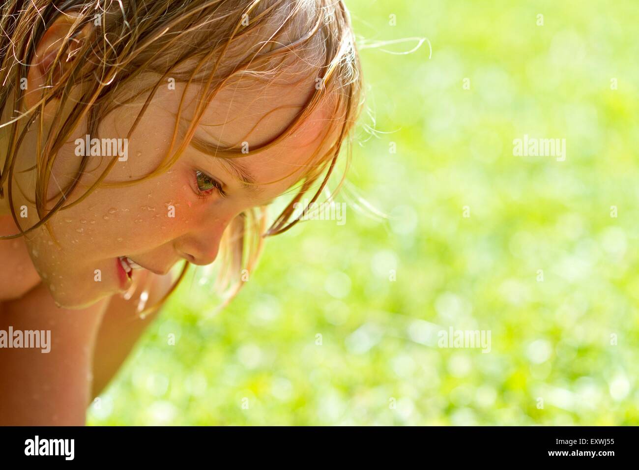 La ragazza con i capelli umidi Foto Stock