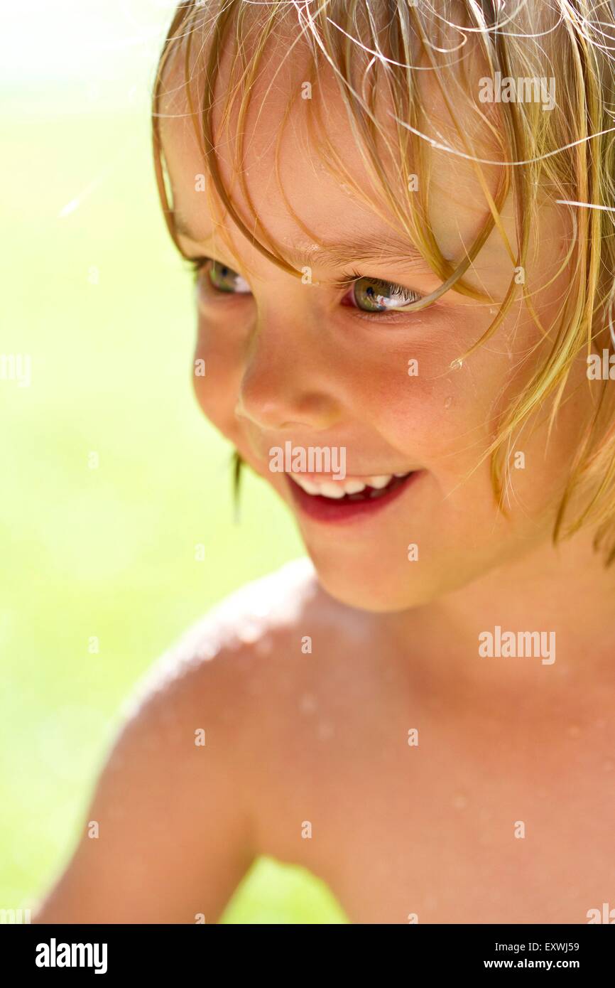 La ragazza con i capelli umidi Foto Stock