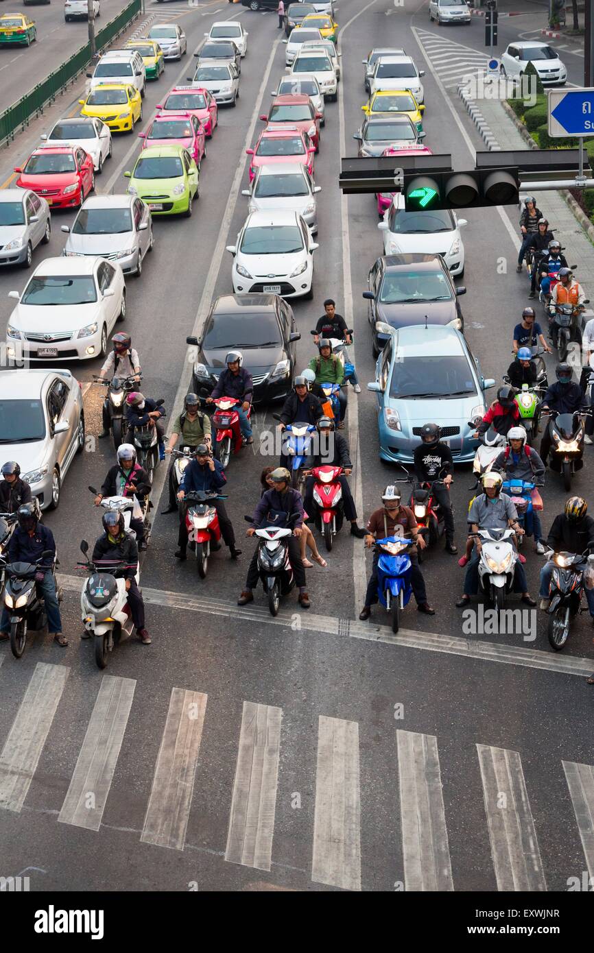 Auto e mofas, Sukhumvit Road, Thailandia, Asia Foto Stock