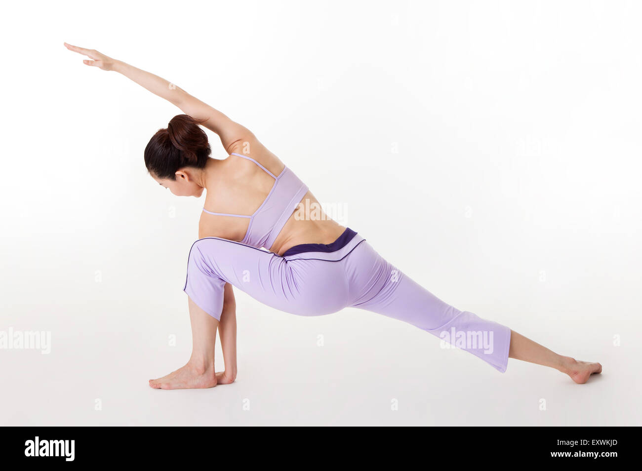 Donna pratica dello yoga con vista posteriore, Foto Stock