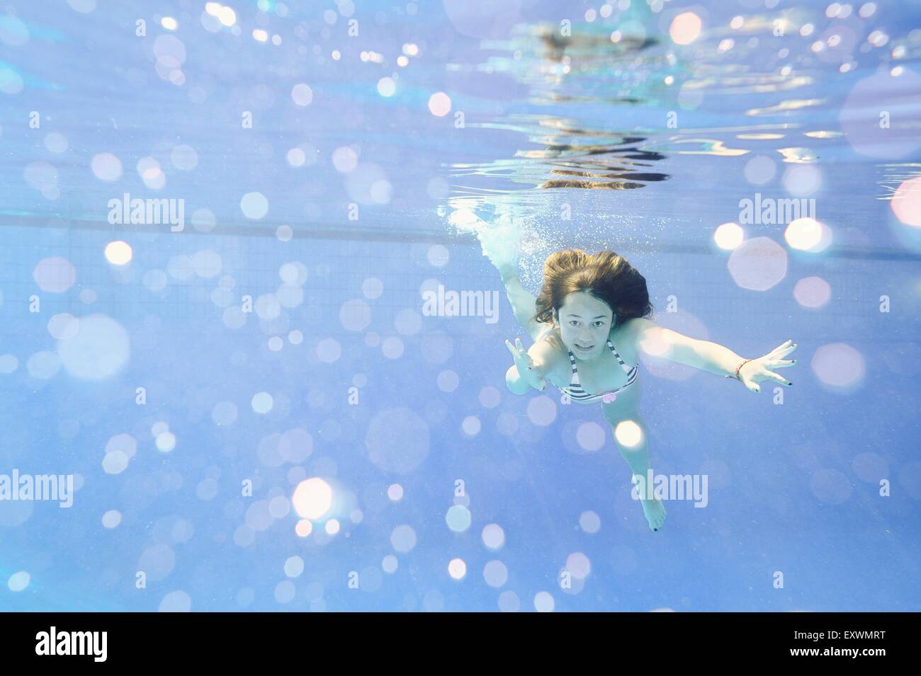 Ragazza nuotare sotto l'acqua in un open-air bath Foto Stock