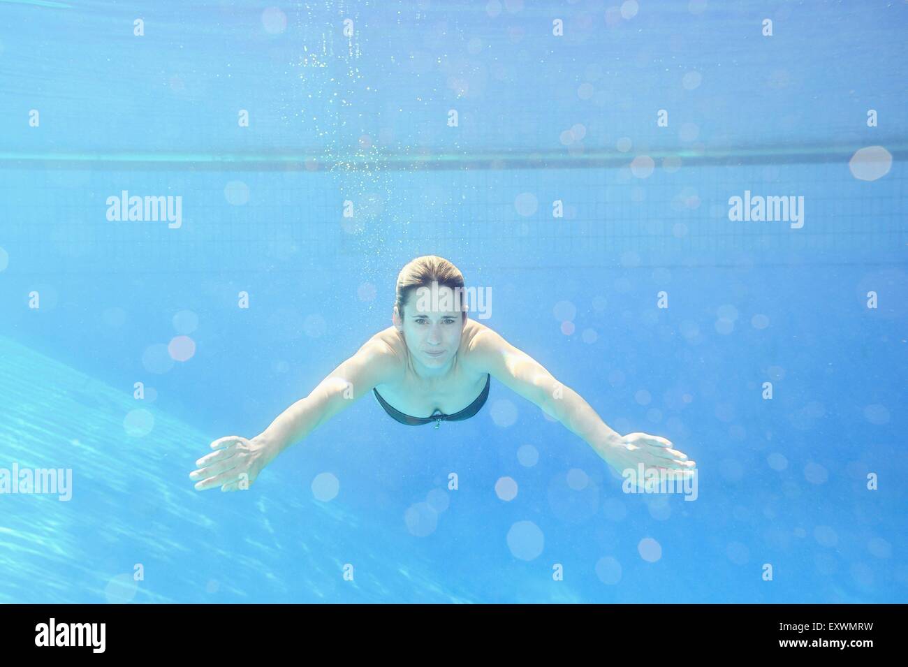 Donna nuotare sotto l'acqua in un open-air bath Foto Stock