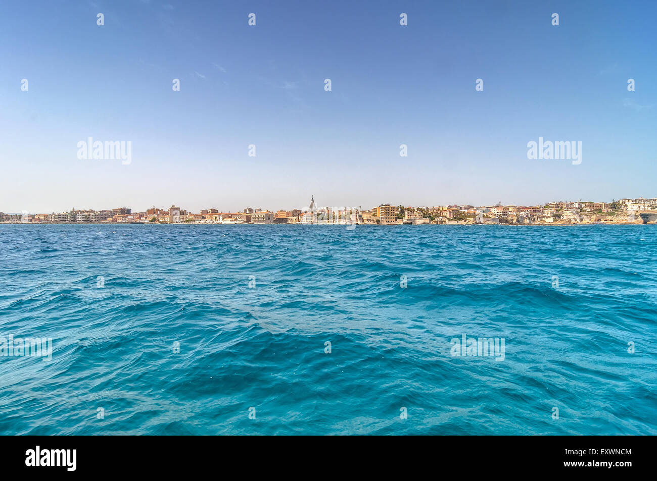Edifici e costa vista dal porto di Siracusa, Sicilia, Italia Foto Stock