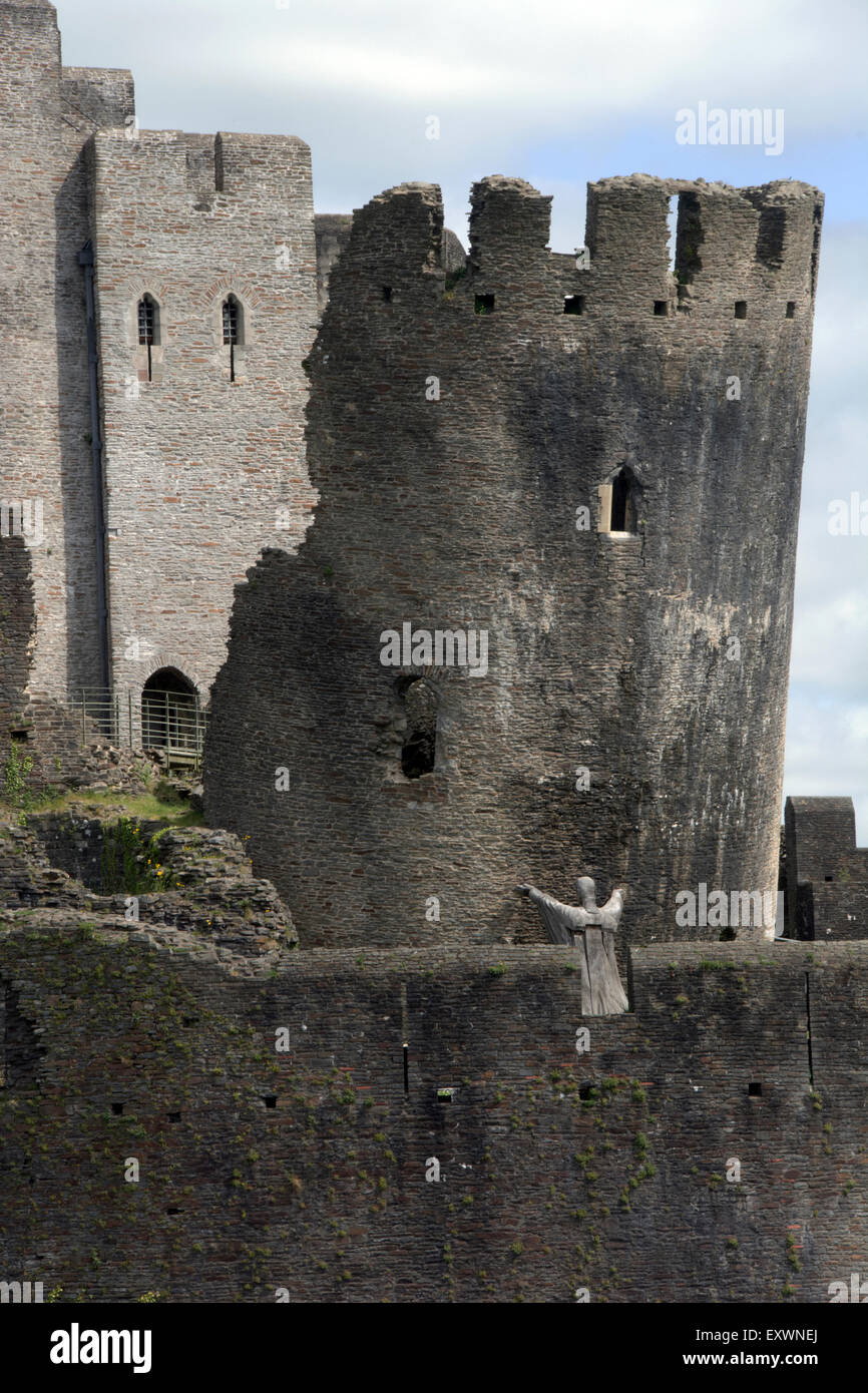 Nel Galles; CAERPHILLY; sezione CAERPHILLY CASTELLO E TORRE PENDENTE, con il marchese di BUTE EFFIGE SULLE PARETI Foto Stock
