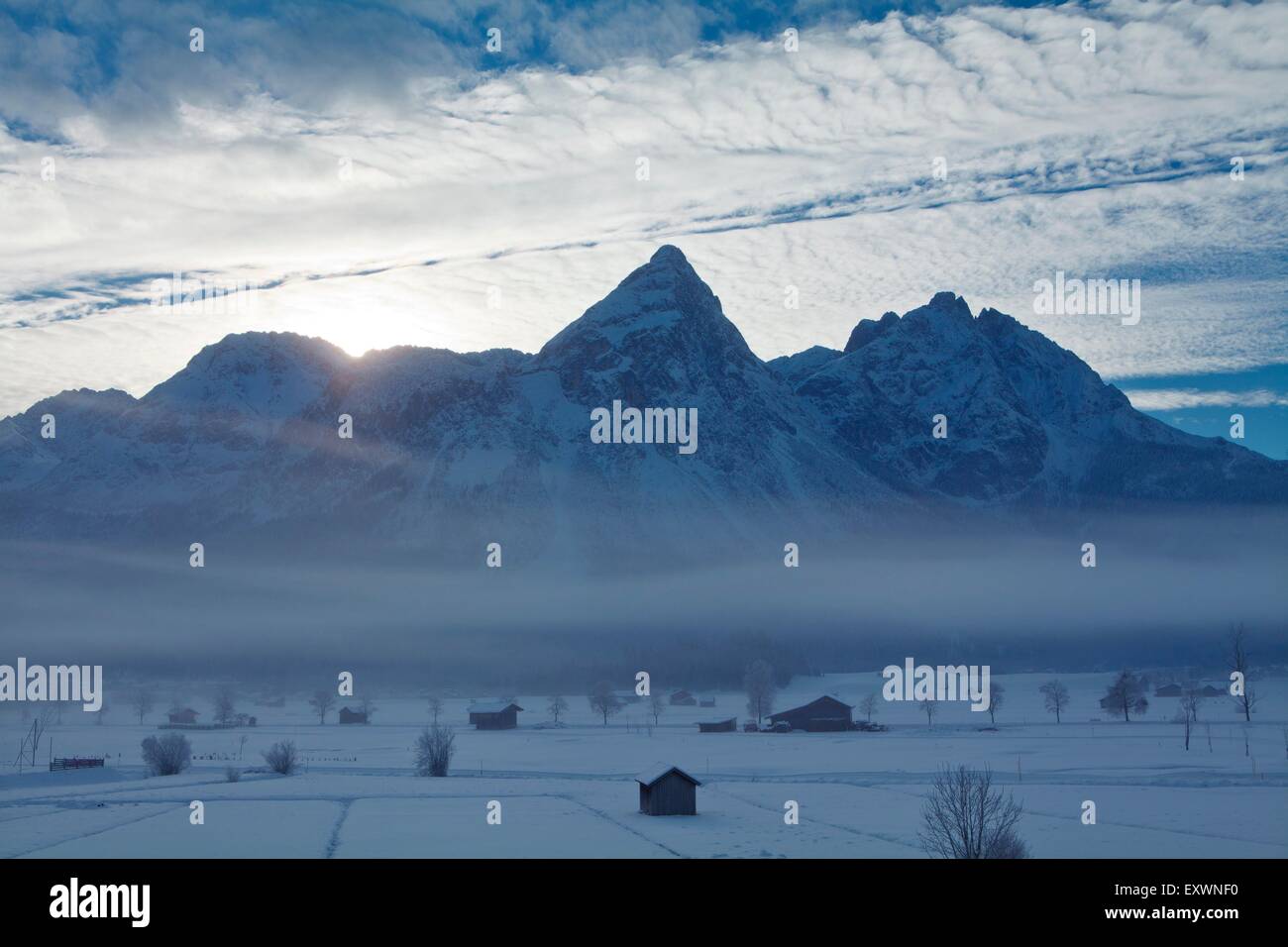 Sunrise al di sopra del Ehrwald Sonnenspitze, Tirolo, Austria Foto Stock