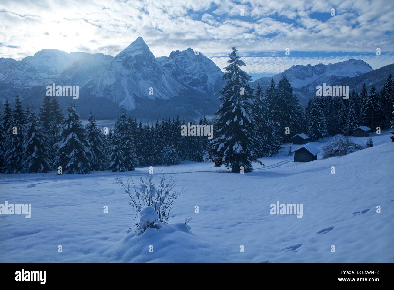 Sunrise al di sopra del Ehrwald Sonnenspitze, Tirolo, Austria Foto Stock
