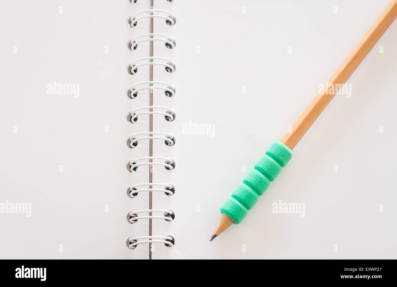 Matita su open blank notebook, stock photo Foto Stock