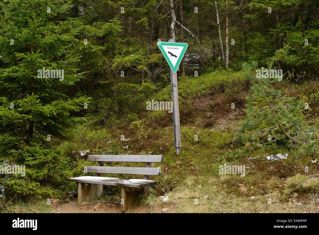 Panca e signin Parco Nazionale della Foresta Bavarese, Germania Foto Stock