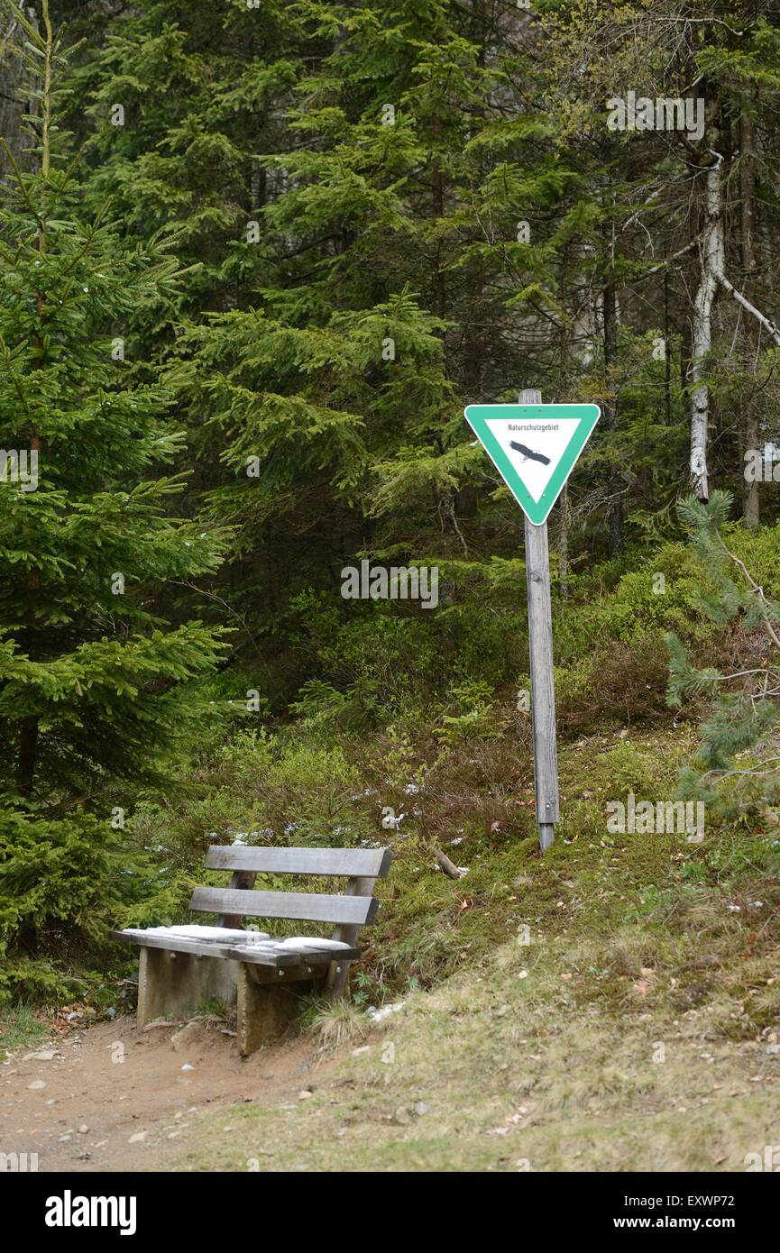 Panca e signin Parco Nazionale della Foresta Bavarese, Germania Foto Stock