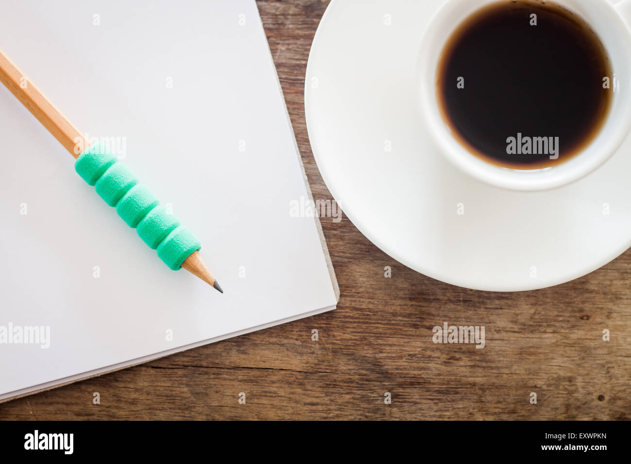 Matita sul fustellato aperto il notebook con tazza di caffè, stock photo Foto Stock