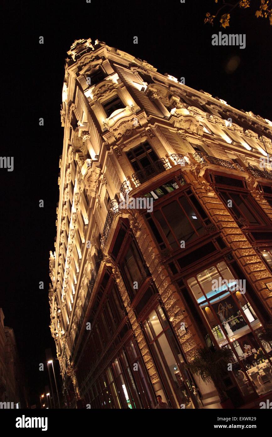 Edificio ad angolo di notte, Kigyo Utca, Budapest, Ungheria Foto Stock