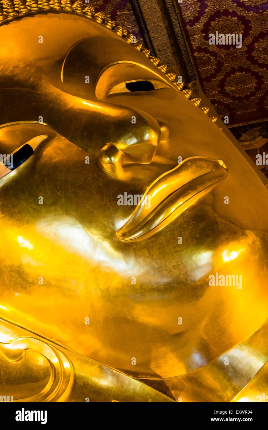 Il Buddha sdraiato in Wat Po a Bangkok, in Thailandia Foto Stock